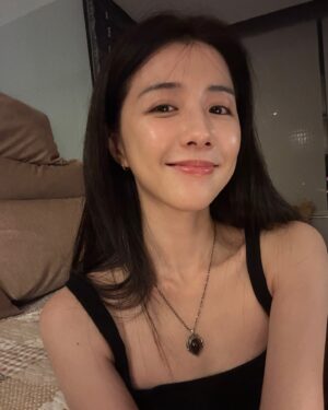 Ivy Shao Instagram - 記得學生時期，有一首貌似量身定制的歌名出現，
經常被同學們用這首歌調侃，長大後聽起來格外快樂。
真好餒，謝謝這首歌。

晚安🤭

#有一個～～～～～