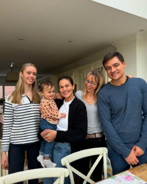 Iza Calzado Instagram - Sunny days and a lot of family time 🌞 Snippets of our first week in the UK filled with love, light, and laughter. 👨‍👩‍👧❤️🇬🇧
