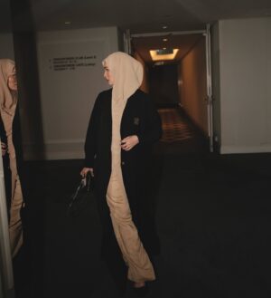 Izara Aishah Instagram - Don’t give up because at the end of the day, it’s night time

Wearing latest collection instant  hijab and abaya/outerwear @izaraworld keluaq next week. Syabas