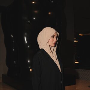 Izara Aishah Instagram - Don’t give up because at the end of the day, it’s night time

Wearing latest collection instant  hijab and abaya/outerwear @izaraworld keluaq next week. Syabas