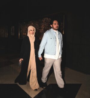 Izara Aishah Instagram - Don’t give up because at the end of the day, it’s night time

Wearing latest collection instant  hijab and abaya/outerwear @izaraworld keluaq next week. Syabas