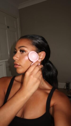 Izzy Fairthorne Instagram - Sheglam highlighter✨@sheglam_official 

Shade “Lunar glow highlighter Shade Heart Galaxy” #SHEGLAM #sheglamlunarglow