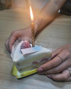 J-black Instagram - 내 생일을 가장 먼저 축하해준 우리 와이프 @mmarymmarymmary 마리 고마워요 💜 해용 :) 

#제이블랙 #마리 #생일 #케이크 #소원 #건강 #사랑해요