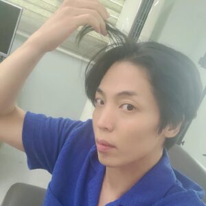 J-black Instagram - 머리 그 사이 또 많이 길었다...
잘라야할까요 말아야할까요!?

#제이블랙 #머리 #어케 #해야할까요 #여러분께서 #조언을 #해주신다면 #사랑해요