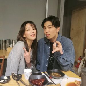 J-black Instagram - ㄲ ㅑ~!! 무려 '한 고 은' 님과 ㄷㄷㄷ 
영광입니다 ㅜㅜ 

@hangoeun310

#구필수는없다 #한고은 #얼굴 #소멸 #제이블랙