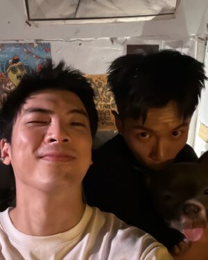 JC Lin Instagram - 又開始逃避收行李了😝

前陣子我想買浴巾，然後又開始一輪研究
其實真的蠻喜歡這這種研究的過程
多了很多奇妙的知識
也了解如果要講究可以到什麼程度
這個過程也發現台灣很多東西沒有進（oh no
從網路訂了兩條，昨天剛到，好期待

前陣子去演講也提到這件事
如果說平常有什麼可以累積自己的方式
我的方式是開發未知領域
有點像打電動解地圖
然後在能力許可範圍體驗同一件事的最好和最差
就像浴巾，隨便買都能用
很多小事可能隨便就過了

當然也可能沒幫助啦
畢竟最近最常聽到的詞是影視寒冬
很多時候專注在累積沒機會也沒辦法😆
但至少對於人生來說好玩嘛

嗯，我要去洗澡了，浴巾我來了