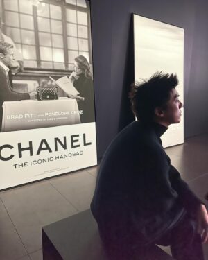 JC Lin Instagram - @chanelofficial 
珍珠需要經過時間的沈澱才能成型
「Chanel , A Journey Into The Allure」
也帶著我們感受每個經典凝結的瞬間
穿越一滴滴的生命水珠後綻放出的花朵

能看到三個時期放在一起的傳承以及疊加上各自的生命脈絡，真好

Thank you @chanelofficial for the invitation