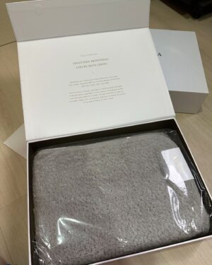 JC Lin Instagram - 又開始逃避收行李了😝

前陣子我想買浴巾，然後又開始一輪研究
其實真的蠻喜歡這這種研究的過程
多了很多奇妙的知識
也了解如果要講究可以到什麼程度
這個過程也發現台灣很多東西沒有進（oh no
從網路訂了兩條，昨天剛到，好期待

前陣子去演講也提到這件事
如果說平常有什麼可以累積自己的方式
我的方式是開發未知領域
有點像打電動解地圖
然後在能力許可範圍體驗同一件事的最好和最差
就像浴巾，隨便買都能用
很多小事可能隨便就過了

當然也可能沒幫助啦
畢竟最近最常聽到的詞是影視寒冬
很多時候專注在累積沒機會也沒辦法😆
但至少對於人生來說好玩嘛

嗯，我要去洗澡了，浴巾我來了