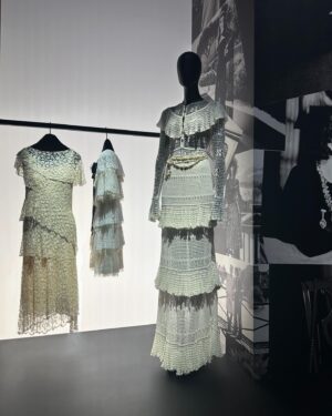 JC Lin Instagram - @chanelofficial 
珍珠需要經過時間的沈澱才能成型
「Chanel , A Journey Into The Allure」
也帶著我們感受每個經典凝結的瞬間
穿越一滴滴的生命水珠後綻放出的花朵

能看到三個時期放在一起的傳承以及疊加上各自的生命脈絡，真好

Thank you @chanelofficial for the invitation
