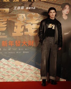 JC Lin Instagram - 今天大家應該都正式放假了
過年帶全家一起去《還錢》笑一下

為了兄弟，我可以！

#還錢 

Pants @de_sidere7.1 
@jw_anderson 
Shoes @louboutinworld