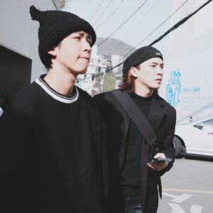 JC Lin Instagram - 上半年轉眼又過了
翻翻相片不多也不少
剛剛好替未來留下了需要時的擁抱
讓這些美好的時刻好好抱抱總有時低落的自己
以前總會看著某些圈子失落
怎麼這麼久了我還走不進去呢
後來發現其實那是別人的靶心
目標從來都不在那裡
每個路途上踏起的浪彈起的石頭
都引領著我走到這裡
是一片無限寬廣的草原

發生的好事很多
可能需要進去精神時光屋一趟好好理理
對於未來充滿不確定卻又期待

Peace out ✌️