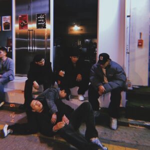 JC Lin Instagram - 上半年轉眼又過了
翻翻相片不多也不少
剛剛好替未來留下了需要時的擁抱
讓這些美好的時刻好好抱抱總有時低落的自己
以前總會看著某些圈子失落
怎麼這麼久了我還走不進去呢
後來發現其實那是別人的靶心
目標從來都不在那裡
每個路途上踏起的浪彈起的石頭
都引領著我走到這裡
是一片無限寬廣的草原

發生的好事很多
可能需要進去精神時光屋一趟好好理理
對於未來充滿不確定卻又期待

Peace out ✌️