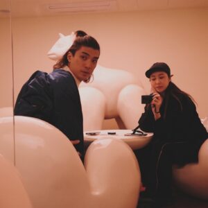 JC Lin Instagram - 上半年轉眼又過了
翻翻相片不多也不少
剛剛好替未來留下了需要時的擁抱
讓這些美好的時刻好好抱抱總有時低落的自己
以前總會看著某些圈子失落
怎麼這麼久了我還走不進去呢
後來發現其實那是別人的靶心
目標從來都不在那裡
每個路途上踏起的浪彈起的石頭
都引領著我走到這裡
是一片無限寬廣的草原

發生的好事很多
可能需要進去精神時光屋一趟好好理理
對於未來充滿不確定卻又期待

Peace out ✌️