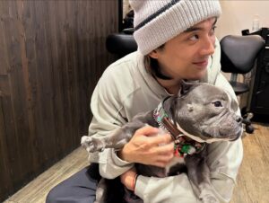 JC Lin Instagram - 貝貝一家
最一開始是貝狗
人見人愛的小法鬥，是我們家的大哥
後來有了貝弟
折耳小橘貓，很愛說話的天使貓貓，常常趁貝狗睡著後偷偷去黏著貝狗睡覺
-
兩年前貝狗去當天使之後
有天在路上Cindy在公園遇到了妞妞，一隻灰藍色的小惡霸，上前聊天才知道是附近刺青店的狗狗，我們就常常去看妞妞，也和主人寶寶成了好朋友，妞妞可愛的個性某種程度上也療癒了當時的我們。
-
有天隨口問起妞妞的生日，想買個蛋糕給她慶生，答案一說出來之後我們瞬間雞皮疙瘩，10月6日，和貝狗是同月同日生。
一切就像是生命帶來的緣分，所以妞妞成了我們的乾女兒。
-
我們其實在貝狗離開後一直猶豫要不要再養狗，而生命就是會帶來驚喜的饋贈，妞妞懷孕了，養妞妞的小孩就是最完美的安排，我們留下了兩姐妹，我們的取名叫貝妞，留下貝狗和妞妞的名字。
而另一位妹妹則給我爸媽養，他們也決定加入貝貝一家，所以是貝拉。
-
希望她們都能開開心心健健康康的長大。
個性好當然最好啦但貝妞現在個性有點小公主，哈哈哈。

#貝貝日記