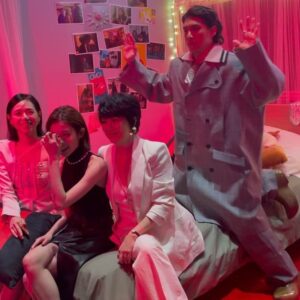 JC Lin Instagram - 就是現在！
趕快打開Netflix看 @letstalkaboutchu 
我的妹妹 @tzuhsuan.chan 記者會很正
大家看完這部劇一定會愛上她

@remiimartinii let’s gooooooo

#Netflix
#愛愛內含光