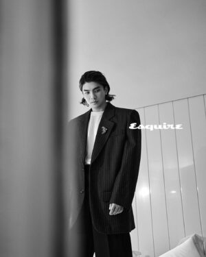 JC Lin Instagram - #EsquireCover 2024

不論是《自畫像》中的偏執畫家、《我們與惡的距離》裡思覺失調症的青年、有靈異體質的《地獄里長》，還是亡命天涯的籃球員⋯•林哲熹的代表角色多不勝數，或光誕奇詭，或非凡獨特，無不令人印象深刻。
以戲觀人生正是他的強項，也對這世界與自我有著最獨到深刻的觀察。

Esquire國際中文版2024年4月份
第224期

Interview & Text by Tony Kao
Style by @dodee19980726
Photograph by @adamschang_p
Hair by @haomin1017 @hairmosa.lab
Grooming @makeupbyourleo
Special thanks to @thegaiahotel
@jclin0000
@emporioarmani @breitling @damianiofficial
#Zegna #SaintLaurent #Givenchy