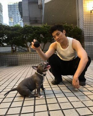 JC Lin Instagram - 又開始逃避收行李了😝

前陣子我想買浴巾，然後又開始一輪研究
其實真的蠻喜歡這這種研究的過程
多了很多奇妙的知識
也了解如果要講究可以到什麼程度
這個過程也發現台灣很多東西沒有進（oh no
從網路訂了兩條，昨天剛到，好期待

前陣子去演講也提到這件事
如果說平常有什麼可以累積自己的方式
我的方式是開發未知領域
有點像打電動解地圖
然後在能力許可範圍體驗同一件事的最好和最差
就像浴巾，隨便買都能用
很多小事可能隨便就過了

當然也可能沒幫助啦
畢竟最近最常聽到的詞是影視寒冬
很多時候專注在累積沒機會也沒辦法😆
但至少對於人生來說好玩嘛

嗯，我要去洗澡了，浴巾我來了
