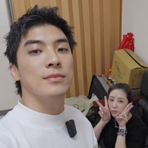 JC Lin Instagram - 又開始逃避收行李了😝

前陣子我想買浴巾，然後又開始一輪研究
其實真的蠻喜歡這這種研究的過程
多了很多奇妙的知識
也了解如果要講究可以到什麼程度
這個過程也發現台灣很多東西沒有進（oh no
從網路訂了兩條，昨天剛到，好期待

前陣子去演講也提到這件事
如果說平常有什麼可以累積自己的方式
我的方式是開發未知領域
有點像打電動解地圖
然後在能力許可範圍體驗同一件事的最好和最差
就像浴巾，隨便買都能用
很多小事可能隨便就過了

當然也可能沒幫助啦
畢竟最近最常聽到的詞是影視寒冬
很多時候專注在累積沒機會也沒辦法😆
但至少對於人生來說好玩嘛

嗯，我要去洗澡了，浴巾我來了