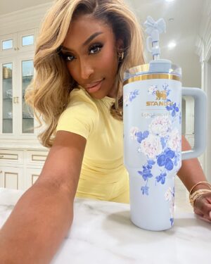 Jackie Aina Instagram - I’m calling this hairstyle the “Texas billionaire tycoon wife lob” and yes I filmed a tutorial on it of courseeeee 🤭