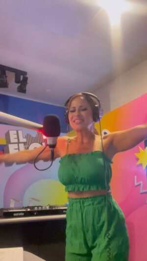 Jackie Guerrido Instagram - En la cabina, cuando la radio y la bachata se encuentran… cual es tu música o canción favorita?  #DJ #JackieG #music  #UforiaCountdown @uforiamusic  #NYC #LA #miami