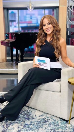 Jackie Guerrido Instagram - Arrancando la semana en el show número uno de chisme y entretenimiento! @elgordoylaflaca 🎥✨ Cual es tu secreto para arrancar la semana  con energía? 🤓💪😍 #onset