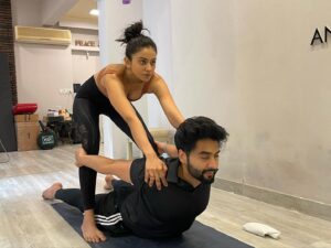 Jackky Bhagnani Instagram - Together in wellness and all things beautiful ❤️ happy #internationaldayofyoga to all you lovely people .. #fittogetherstaytogether 

Yoga is a state of mind , a state of bliss, a feeling of being one with yourself and the universe ❤️ take baby steps towards a healthier you 🧘‍♀️🧘‍♀️ 

@anshukayoga making us do partner stretches like never before ❤️😁
