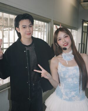 Jackrin Kungwankiatichai Instagram - ขอบคุณโมบายที่ชวนแจ๊คกี้มาเป็น Guest ใน 1st Debut Stage ด้วยนะค้าบ ดีใจแล้วก็เป็นเกียรติมากๆ เลย ตื่นเต้นมากเพราะไม่เคยเป็น Guest ให้ใครมาก่อน ขอบคุณที่เลือกเพลง Sunshine มาร้องด้วยกันนะคับ เป็นอีกเวอร์ชั่นที่ดีมากๆ ยังไงก็ยินดีด้วยอีกครั้งนะค้าบ ซัพพอร์ตๆ👏🏻🥳