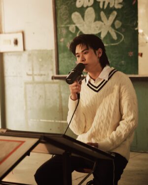 Jackrin Kungwankiatichai Instagram - ON THE VOX.06 IS OUT NOW!🎉🥳
.
ในรอบอีพีนี้ได้นำเพลง DAY ONE ของ @punisalwayshappy มาร้อง ขอบคุณสำหรับเพลงนะค้าบ เป็นอีกเพลงที่อยู่ในเพลย์ลิสต์ผมเลยครับชอบมาก ต้นฉบับทำมาดีฝุดๆ แล้วก็ขอบคุณน้องอ๊ะอายมากที่ให้เกียรติมาออกรายการ ON THE VOX ในอีพีนี้ด้วยนะค้าบ ครั้งนี้ได้ร่วมงานกันจริงๆแล้ว5555 ดีใจที่ได้ร้องเพลงด้วยกันมากๆครับ เป็นอีกคนที่ร้องเพลงแล้วถ่ายทอดอารมณ์ออกมาได้ดีมาก ไว้มีโอกาสหวังว่าจะได้ร้องเพลงด้วยกันอีกนะค้าบ😊🙏🏻
.
ทุกคนสามารถเข้าไปฟังกันได้แล้วนะครับที่ YouTube : OTH Entertainment อย่าลืมกดไลค์ กดแชร์ คอมเม้นต์ แล้วก็กดซับ กันเยอะๆ นะคร้าบ💗