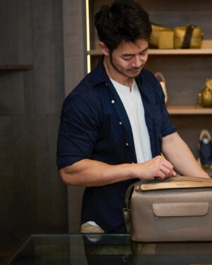 Jacob Hsiao Instagram - 朋友的精品店 @comptoir_tpe 在古色古香的大稻埕開幕了！販售來自義大利、日本及德國等七個品牌的男士選品，高級時尚與品質都由曾出書「英倫紳士潮: 探索男裝的美好, 就從這裡開始」的店長好友親自嚴選。

除了受邀盛大開幕的殊榮，更備感榮幸的是穿上 @vivvant 的綠色軍靴款及男士精品側背包，品牌由好友一手創立並受男性時尚雜誌（GQ英國版、台灣版）多次刊登穿搭介紹，面料全部在義大利佛羅倫斯手工製作，皮革廠商與GUCCI為同一家，我挑選的這雙鞋採荔枝紋牛皮，紋路質地精緻，穿上後走路自帶氣場。

包包部分最讓我印象深刻的是相機包的延伸功能，只要加上隔層內裡，精品側背包立刻搖身一變時尚相機包，身為一個喜歡街拍的城市旅人，這個側背包對我再適合不過，兼顧時尚外型與功能性，米白色的優雅，皮革紋理的粗獷，單品與穿搭結合構成紳士品味。

英倫紳士是一種態度，就如同金牌特務名言「禮儀造就不凡」，藉由穿搭將紳士氣質由內而外散發出來。

欣賞琳瑯滿目的精品之餘，也能在店內附設的咖啡店細細品嚐咖啡香，在悠閒放鬆的氛圍中重新充電，忙碌的日常中帶來一絲質感的小確幸。