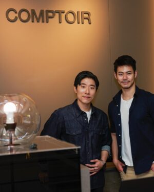 Jacob Hsiao Instagram - 朋友的精品店 @comptoir_tpe 在古色古香的大稻埕開幕了！販售來自義大利、日本及德國等七個品牌的男士選品，高級時尚與品質都由曾出書「英倫紳士潮: 探索男裝的美好, 就從這裡開始」的店長好友親自嚴選。

除了受邀盛大開幕的殊榮，更備感榮幸的是穿上 @vivvant 的綠色軍靴款及男士精品側背包，品牌由好友一手創立並受男性時尚雜誌（GQ英國版、台灣版）多次刊登穿搭介紹，面料全部在義大利佛羅倫斯手工製作，皮革廠商與GUCCI為同一家，我挑選的這雙鞋採荔枝紋牛皮，紋路質地精緻，穿上後走路自帶氣場。

包包部分最讓我印象深刻的是相機包的延伸功能，只要加上隔層內裡，精品側背包立刻搖身一變時尚相機包，身為一個喜歡街拍的城市旅人，這個側背包對我再適合不過，兼顧時尚外型與功能性，米白色的優雅，皮革紋理的粗獷，單品與穿搭結合構成紳士品味。

英倫紳士是一種態度，就如同金牌特務名言「禮儀造就不凡」，藉由穿搭將紳士氣質由內而外散發出來。

欣賞琳瑯滿目的精品之餘，也能在店內附設的咖啡店細細品嚐咖啡香，在悠閒放鬆的氛圍中重新充電，忙碌的日常中帶來一絲質感的小確幸。