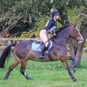 Jade Affleck Instagram - Brilliant end to the season at Maunby hunter trial! Katie was a super star as always🐴 im wearing my baselayer from @theraplateltd @220vbytheraplate and my contraflex leggings from @horzehoods_ltd in colour ‘latte’