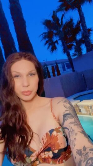 Jade Jolie Instagram - First bathing suit of Summer with the new girls! 😍😍😍