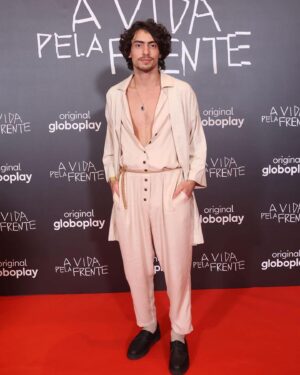 Jaffar Bambirra Instagram - pré-estreia de @avpfserie ✨
estreia quinta-feira, 22/06, às 18h no @globoplay !
amo muito essa galera ai ❤️

stylist: @darliveira (o melhor de todos)