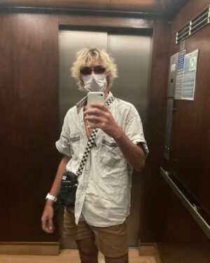 Jaffar Bambirra Instagram - duas fotos em elevador dos últimos meses  1 bônus pra relembrar o louro e as máscaras