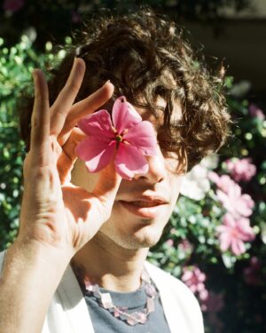 Jaffar Bambirra Instagram - 🌺 

foto: @ivanishi 
stylist: @darliveira e @isabelaavellar