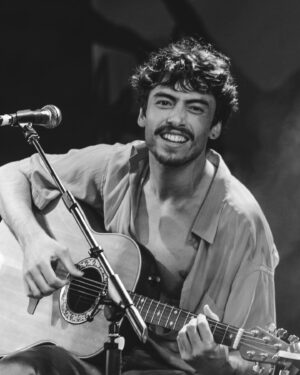 Jaffar Bambirra Instagram - seguimos, de vermelho sempre!
e o trabalho continua, que no dia 22/10 tem show meu no @teatrocesgranrio , às 20:30 , ta chegando e eu quero muito a presença de vocês, bora???

ingressos na bio 🎟 
📸: @caiozenline