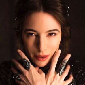 Jaime Murray Instagram - Let the final battle begin! #onceuponatime #blackfairy ... all is revealed @OnceABC Sunday 8/7c 😈💔🥀