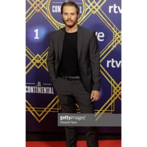 Jaime Olías Instagram - Hoy se estrena El Continental 22:35 en #TVE 
Tengo la suerte de formar parte  de este proyecto! 
Mi personaje entra un pelín más adelante! Todos a la tele! 🤘🤘🤘🤘🤘
#elcontinental #tve #actor @gossipevents_
@rtve  @frank_arizaaa