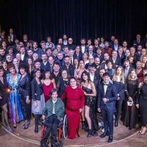 Jaime Olías Instagram - Estamos nominados a los Goya. Yo y el resto de los fabulosos compañeros que me han acompañado en este año y medio de viaje. 

Es fuerte escribirlo: nominado a los Goya. Qué locura.

Quedan solo dos días de votación para los academicos. Así que si alguno me lee, y le apetece valorarlo, los guapos y guapas de la foto lo agradecerán mucho.

Os dejo algunas fotos random que tengo en el móvil. La última es una foto de familia de todos los nominados. La pongo porque es como un buscar a Wally. Quien me encuentre, premio.

Gracias