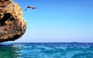 Jaime Olías Instagram - Jump and build your wings on the way down! 
Escalada sobre el mar y salto! Mamá estoy bien 😉

#javea #salto #psicoblock 
#playa #sábado