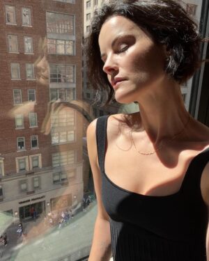 Jaimie Alexander Instagram - I love a good window seat 💛 @1hotel.centralpark 💋 #nyc