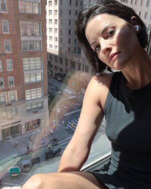 Jaimie Alexander Instagram - I love a good window seat 💛 @1hotel.centralpark 💋 #nyc
