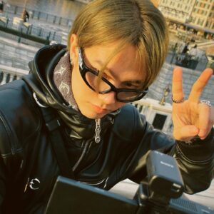 Jakapan Puttha Instagram - 🌞🐈‍⬛👓 คนที่หล่อขนาดนี้ เป็นของใครนะ นั่นนะสิ คุยกับใครวะ? 😎✨
