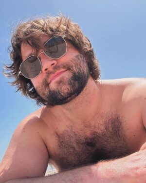 Jake Borelli Instagram - Stopping by the beach after therapy. Not too bad. ☀️🌊🏝️