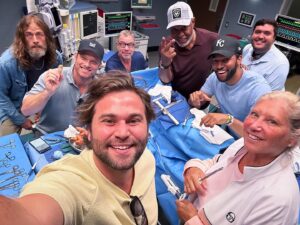 Jake Borelli Instagram - Linda and her Boys, back in the OR.
#greysanatomy #Season21 #BTS