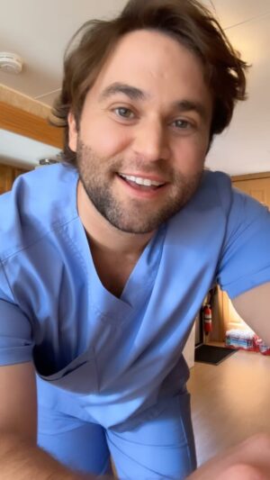 Jake Borelli Instagram - Levi’s BACK babyyyy. #Season21 #greysanatomy

#charlixcx #apple