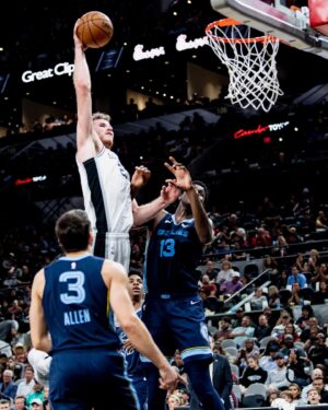 Jakob Pöltl Instagram - Year 4, let’s get it!! #GoSpursGo