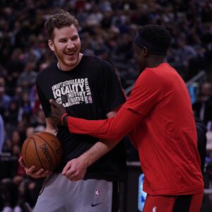 Jakob Pöltl Instagram - A huge thank you to all the fans that came out and cheered in Toronto. It felt great being back and playing in the city where it all started. So many amazing memories that I’ll never forget, special thank you @Raptors for the tribute video 🙏🏼