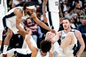 Jakob Pöltl Instagram - 3 more years ✍🏼 #GSG