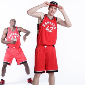 Jakob Pöltl Instagram - Get out of my shot bro! 😂😂😂 @pskills43 #photobomb